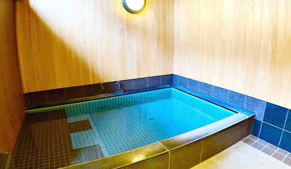 *檜風呂/温泉ではございませんが、無料で貸切できるお風呂。ご家族やカップルでごゆっくりお寛ぎ下さい。