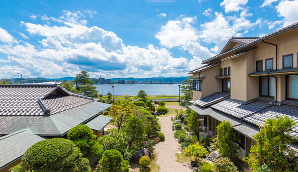 お部屋からは日本庭園越しに宍道湖を望むことができます