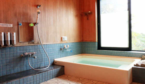 【浴室】ナント手作り！昔ながらの薪炊きお風呂です