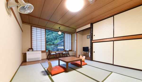 *【本館和室8〜12畳トイレ付（洗面所なし）】お部屋の窓より四季折々の自然の風景を堪能できます。