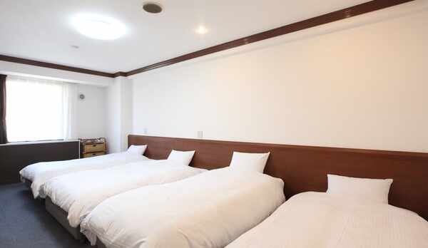 （部屋-フォース）ナイトテーブルがないので、ベッドをくっつけてお子様も安心。