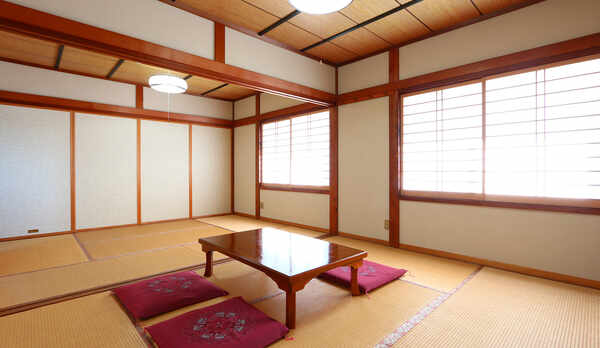 【お部屋】2階和室12畳二間・大人数にも最適。ビーチが一望できます。