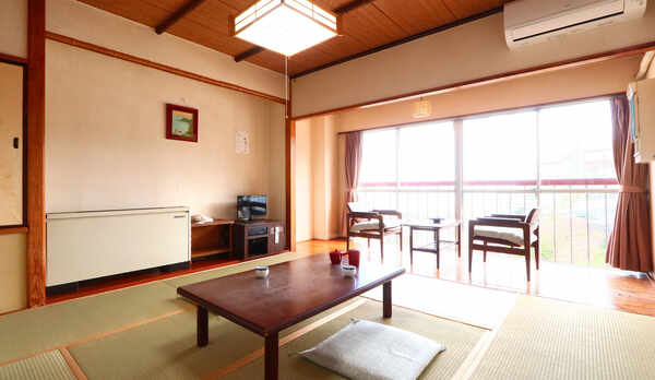 和室8畳のオーシャンビュー。熱川の景色が見れる広縁付き。ゆったりそして、のんびり寛げるこの空間。