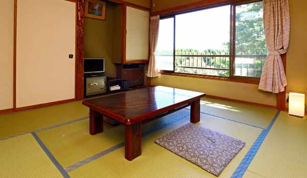 ≪トイレ付和室≫四季の景色を楽しめるシンプルな和室となっております。(2)