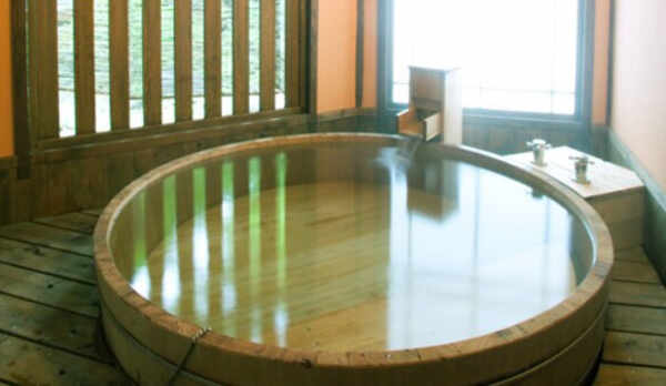 露天風呂付客室「千草」「紅梅」の総桧造りの露天風呂