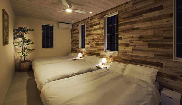 木のぬくもりが感じられるベッドルーム