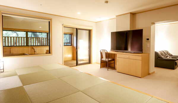 【花心楼：紫苑】リビング、和室、小上がりの3つのエリアからなる和洋室