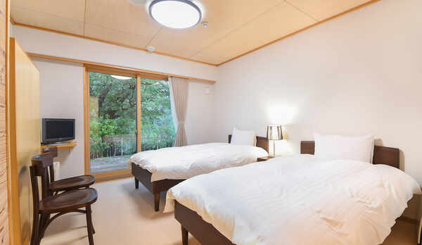 *【洋室ツイン一例】バストイレ付きで快適にお過ごしいただけます。