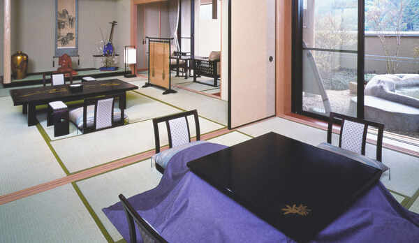 *1階温泉露天風呂付き特別室【鳳れん】岩風呂付きの特別室からは、山里の風景をご覧いただけます。