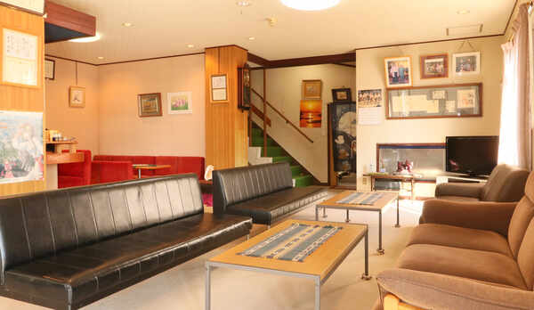 ロビー◆玄関を入るとすぐ団らんスペースがございます