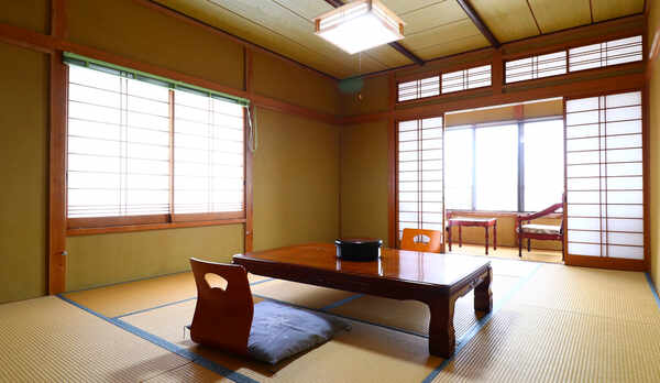 お部屋◆2階和室10畳　広縁付きでゆったり