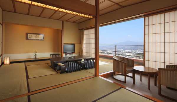 【和室10畳＋4.5畳】10畳の和室と4.5畳の次の間和室。ご家族やお仲間と広々寛げます。