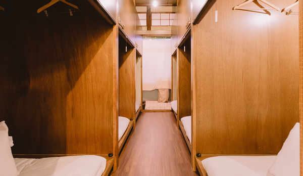 ・女性用ドミトリー　計6室。コンセント、ランプ完備しております。