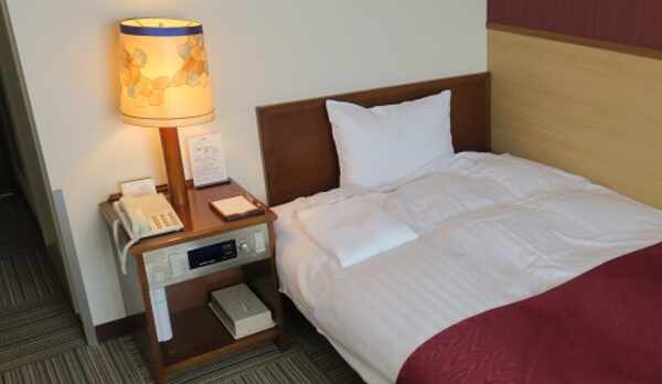 【シングル】冬は暖かく夏は涼しい羽毛布団/ベッドは幅120cmのセミダブルサイズ