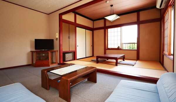 【和洋室】和室6畳＋じゅうたんのリビング（6畳）になります。