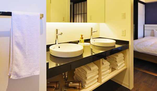 【客室一例】2台の洗面台で身支度を心地よくスムーズに