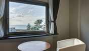 *【(海側)スタンダードツイン】窓から日本海をゆっくりと眺め、癒しの時間をお過ごしください。