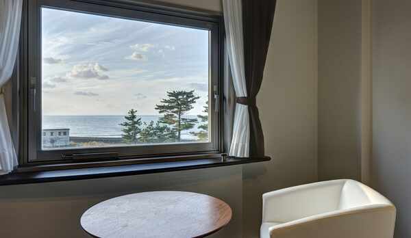 *【(海側)スタンダードツイン】窓から日本海をゆっくりと眺め、癒しの時間をお過ごしください。