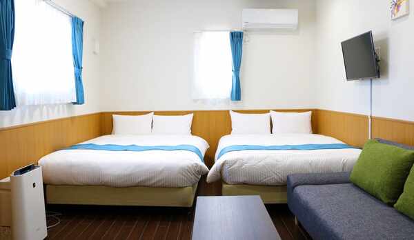 ツインルーム：ダブルベッド2台（140&times;210）+ソファー