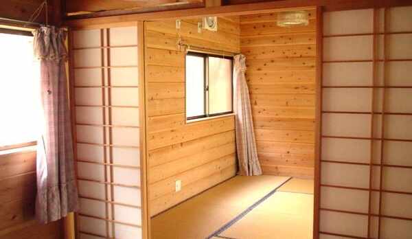 宿泊室内部6畳間