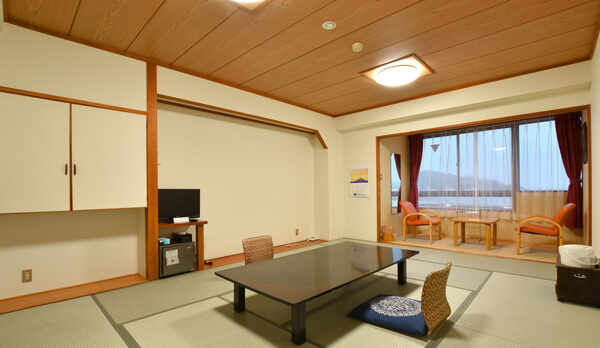 【和室12畳】ゆったりとお寛ぎいただける広さです。