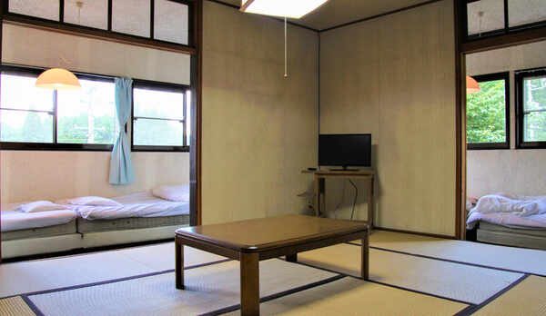 *【客室一例】和室にもベッドをご用意！広々としたお部屋なので、グループでもご利用いただけます♪