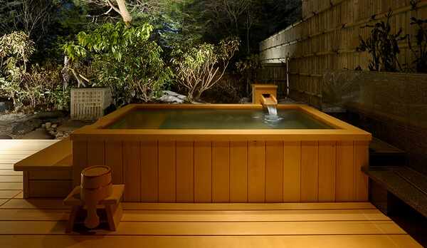 静かな夜のひとときを。白銀の湯につかりながら、存分にご堪能下さい。