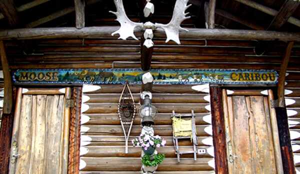 ・コテージ玄関。インディアンな雰囲気がカッコいい