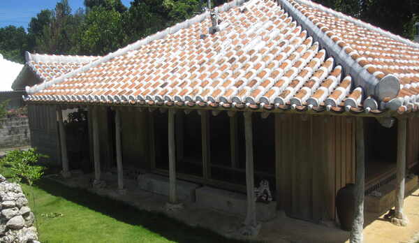 東側から見た客室