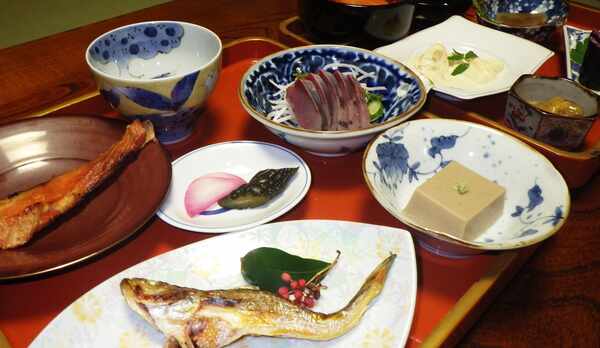 *【夕食例】一品毎に盛り付けにもこだわり、目でもお食事をお楽しみ下さい。