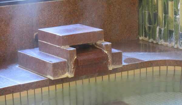 【温泉】　湯口についた湯の花が温泉の証