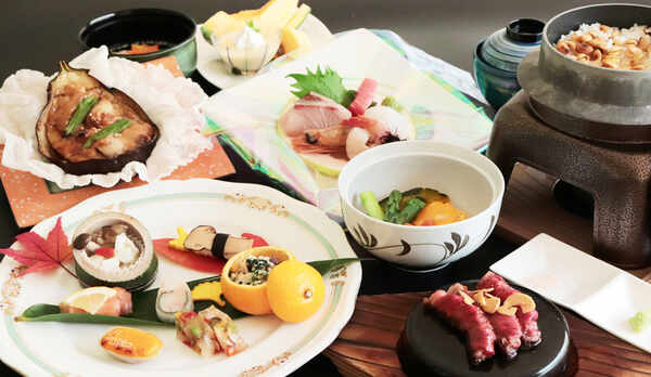 料理長の織りなす四季折々の「紫尾庵流創作懐石」をお愉しみ下さい。