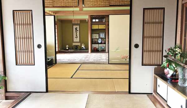 玄関から和室方向を見たところ