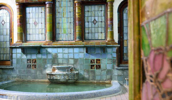 *【岩本楼ローマ風呂】入口のガラス戸のステンドグラスを開けると、古代ローマの馬蹄型浴槽が出迎えます。