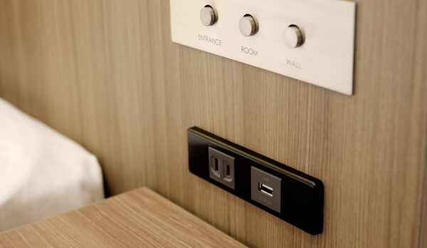 客室ナイトテーブル（ＵＳＢ＆コンセント）