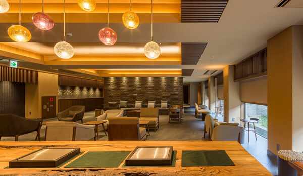 和モダンなラウンジ