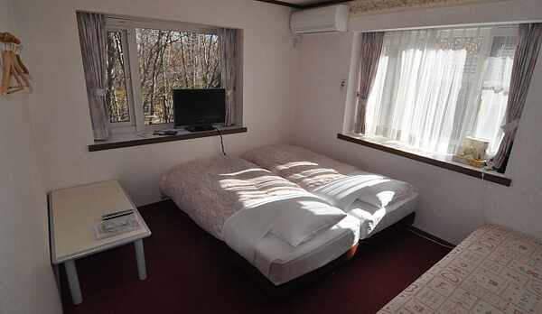 洋室（1部屋のみ）ベビーベッド設置可。