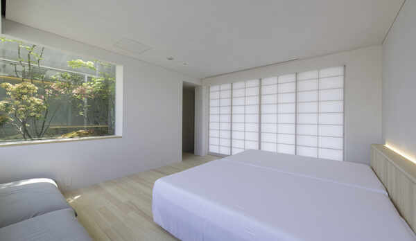 自然採光と人工的な光を融合させた光の空間デザインをお楽しみください。