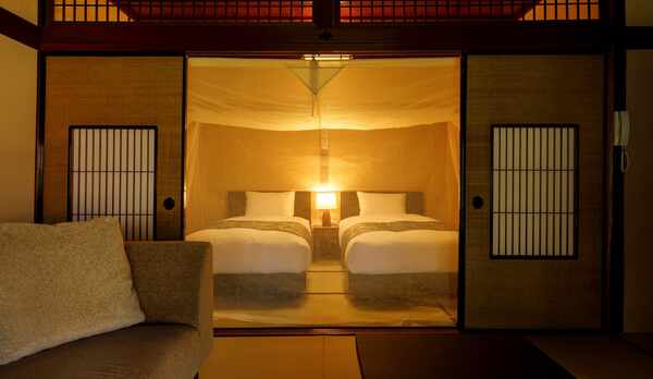 【雲のゆくへ】懐かしい蚊帳のかかる大きなベッドでゆっくりとお休みいただけます。