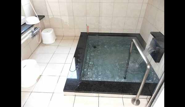 【浴室】明るいお風呂でゆったりお寛ぎください