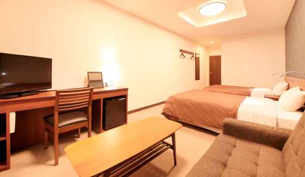 ★ブラウンを基調とした落ち着いた雰囲気のユニットバス付の洋室。３人目はソファーベッド利用になります