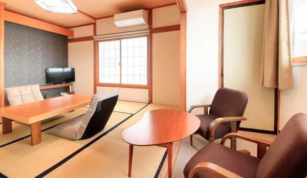 ★陽の光が差し込む明るい雰囲気の和室。洗い場付きバスと独立したトイレついています。