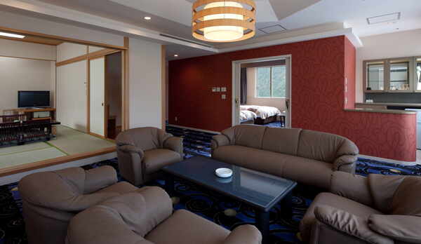 【エグゼクティブスイート】落ち着いたカラーでまとめたインテリアのスイートルーム