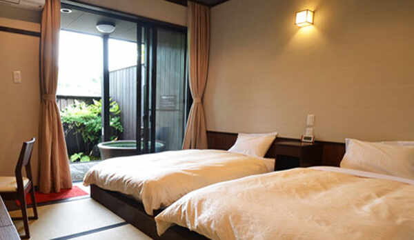 【露天風呂客室】広々したベッドでのんびりお過ごしください。 