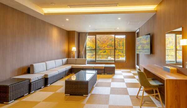 【1304号室】サウナ利用中の休息に、濡れた体でも寛げる素材の休憩室も完備。