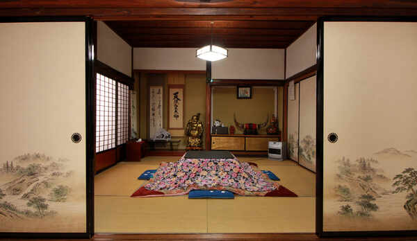 【お部屋】昔の造りがそのままですので、全ての客室が襖で仕切られた造りになってます。