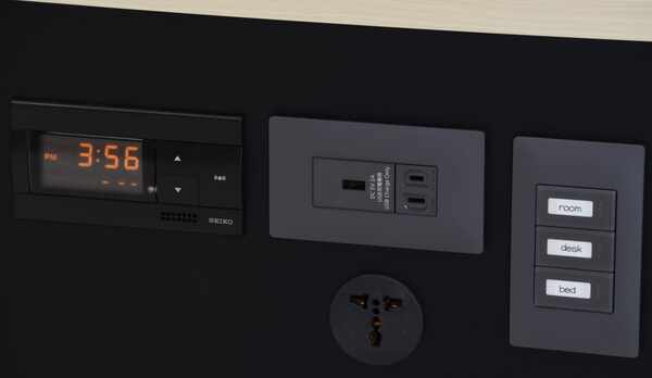 枕元にコンセント、USBもあり使いやすさ抜群！！