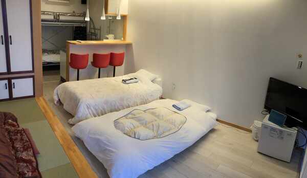 民泊宿屋PittINN　本店洋風ベットサイド