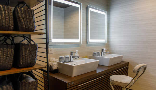 【離れ】ヴィラスイート　洗面ルーム　LEDミラー完備