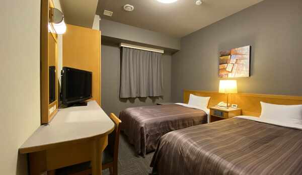 ツインルーム（ベット幅110&times;195）ベッド隣には間接照明も、落ち着いた雰囲気の中でお寛ぎ下さい。